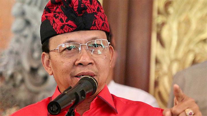 Gubernur Bali I Wayan Koster dikritik masyarakat setelah meminta masyarakat mengolah sampahnya sendiri.
