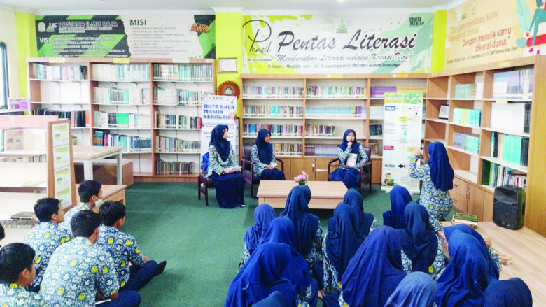 SMPIT RJ Gelar Diskusi Buku untuk Menumbuhkan Pemikiran Kritis