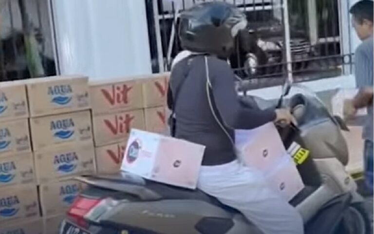 Donasi air minum untuk demo 50.000 warga di Pati terus mengalir menolak kenaikan PBB 250 persen yang dilakukan Bupati Pati Sudewo.