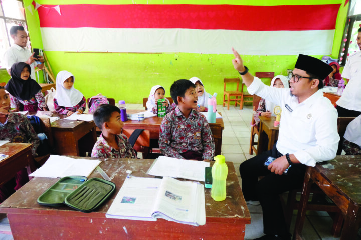 Ahmad Nuri Pantau KBM SD di 6 Kecamatan