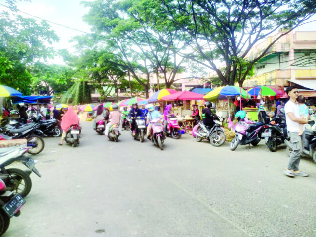 PKL Berjualan Lagi di Luar PIR