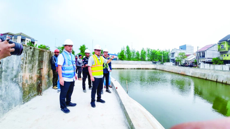 Pilar Tinjau Proyek Tandon hingga Turap