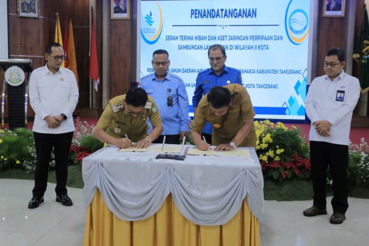 Walikota Tangerang Sachrudin dan Bupati Tangerang Moch. Maesyal Rasyid menandatangani Pembaruan Perjanjian Hibah antara Perumdam TKR Kabupaten Tangerang dan Perumda TB Kota Tangerang.