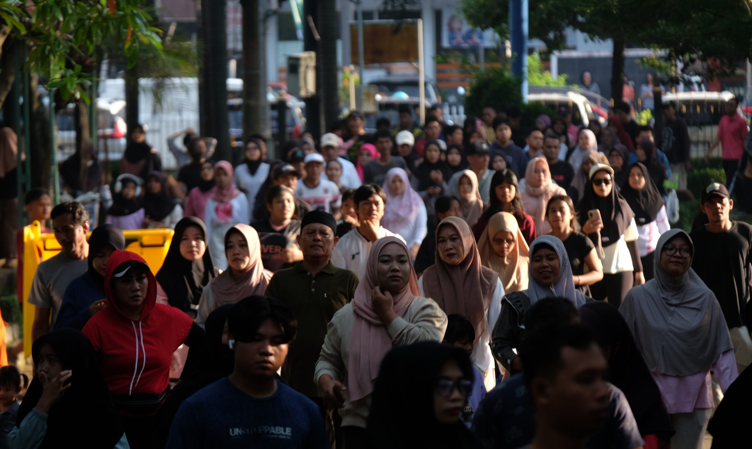 Doni Serang Alun Alun Timur Kota Serang Dipadati Warga Untuk Berolahraga 1 scaled