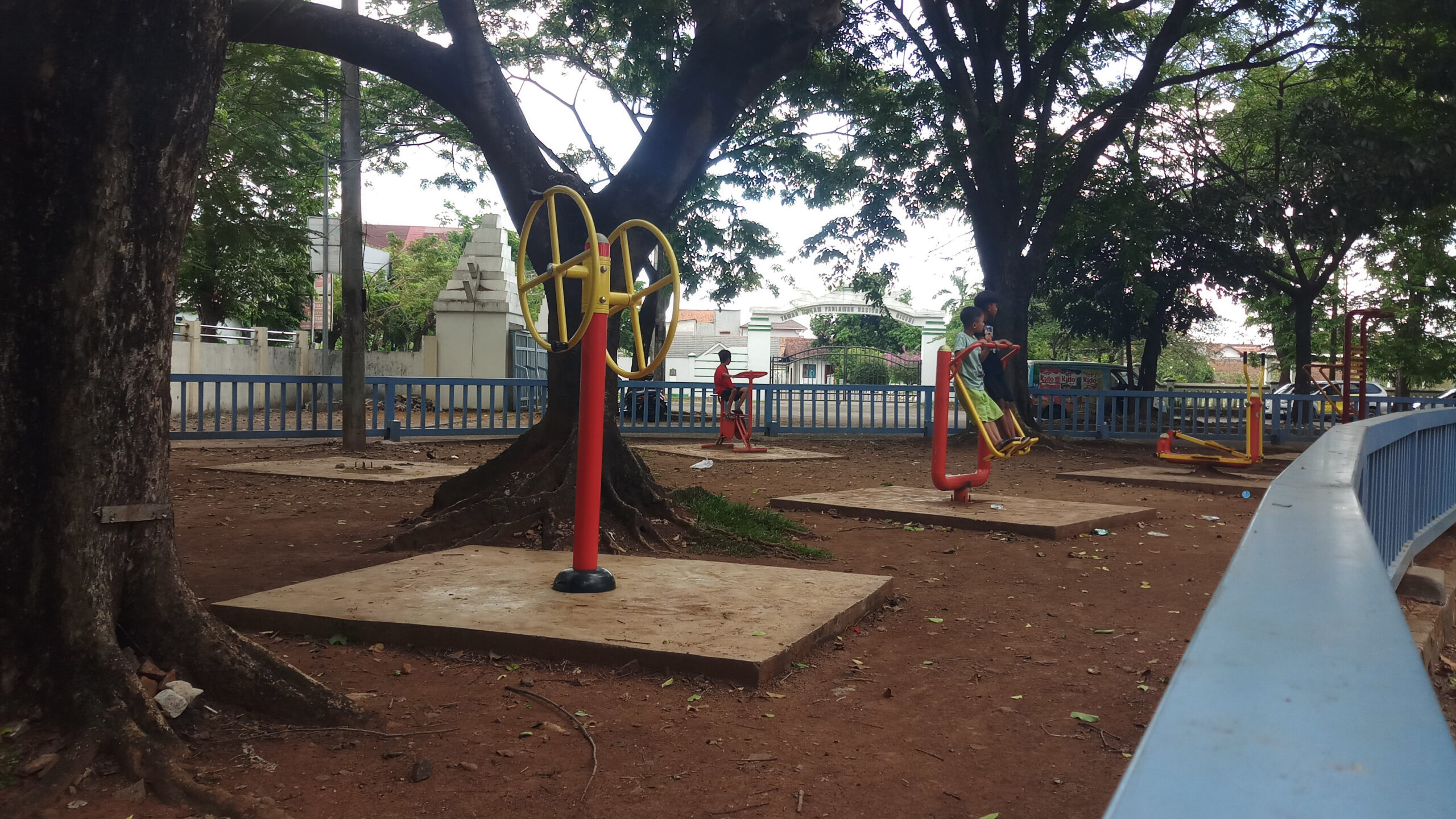 Fasilitas Umum Alat Fitnes di Kawasan Stadion Maulana Yusuf Bany Doni Serang Fasilitas Umum Alat Fitnes di Kawasan Stadion Maulana Yusuf Banyak Digunakan Anak Anak 1 scaled