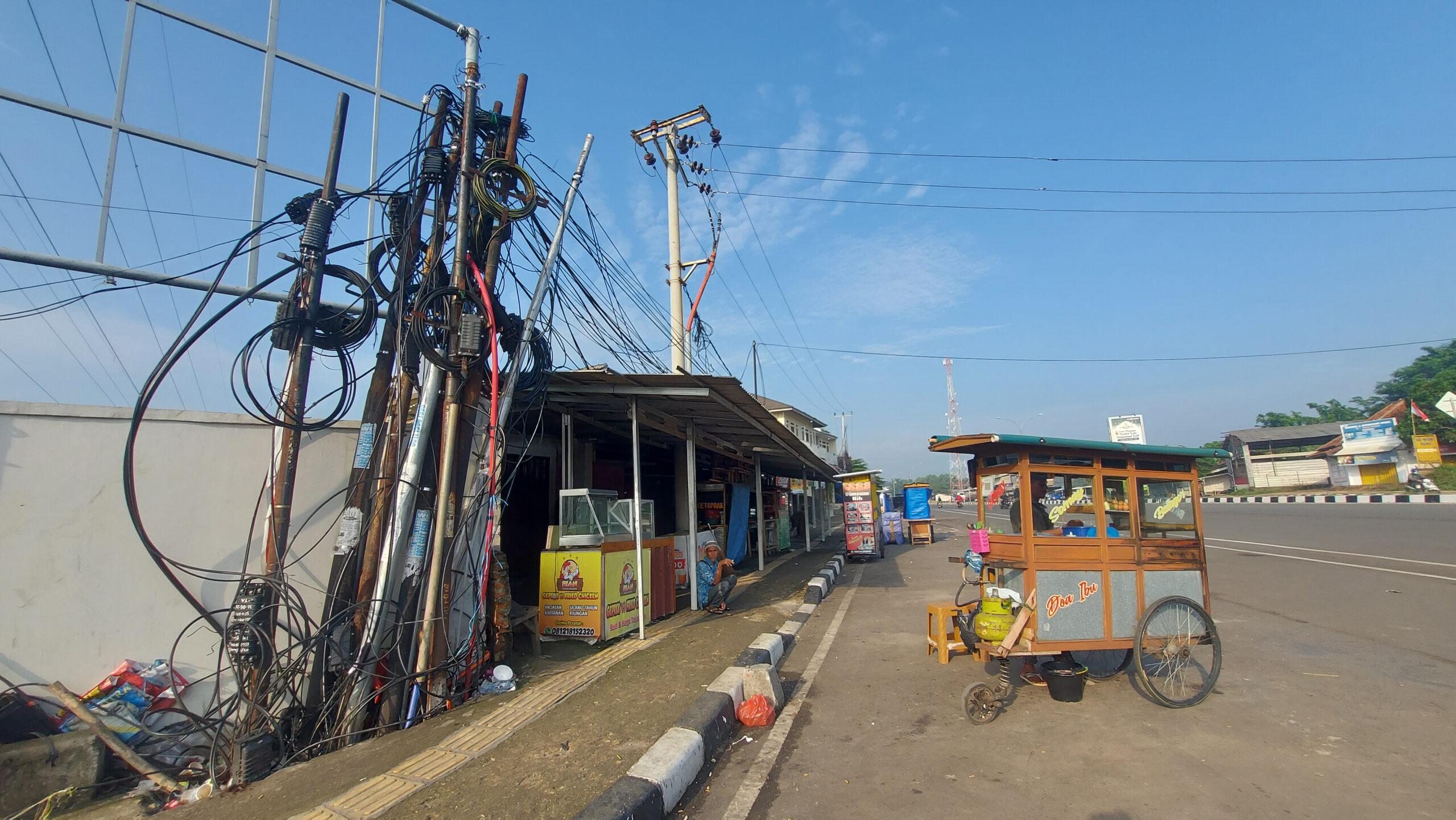 Kabel Semraut di Jalan Syech Nawawi Albantani Kota Serang Doni Serang Kabel Semraut di Jalan Syech Nawawi Albantani Kota Serang 1 scaled