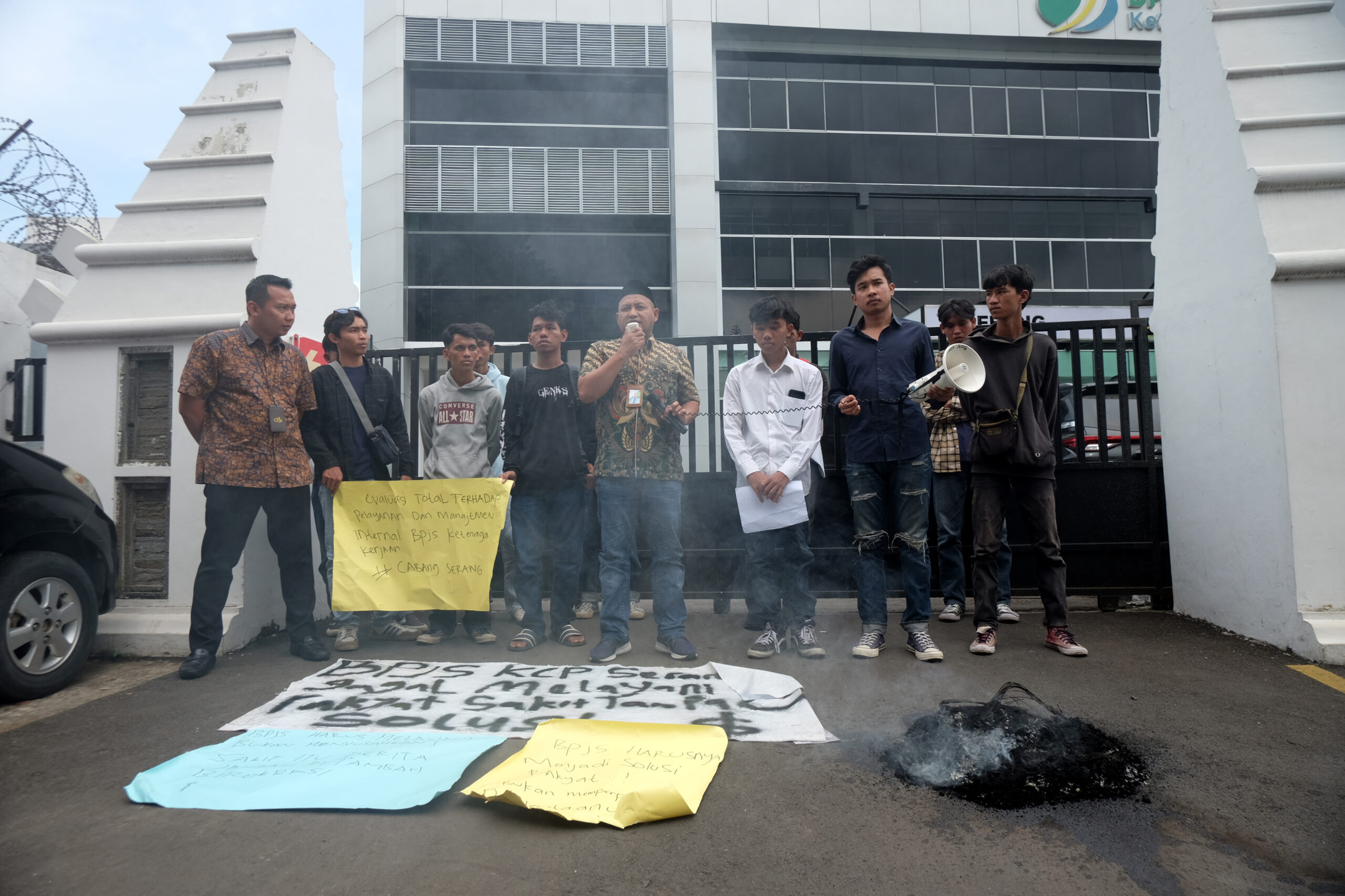 Doni Serang Mahasiswa Gruduk BPJS Ketenagakerjaan Cabang Serang 1 scaled