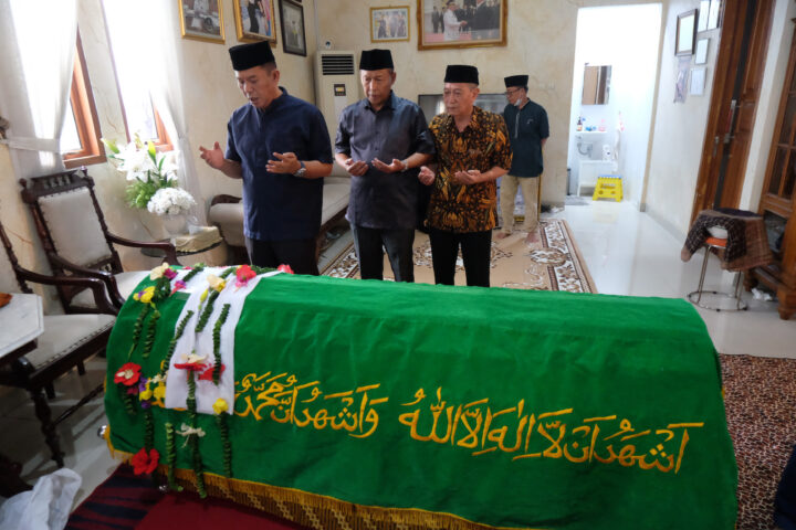 Doni Serang Mantan Wali Kota Cilegon Tb Iman Ariyadi Takziah Kerumah Duka Edi Ariadi 1