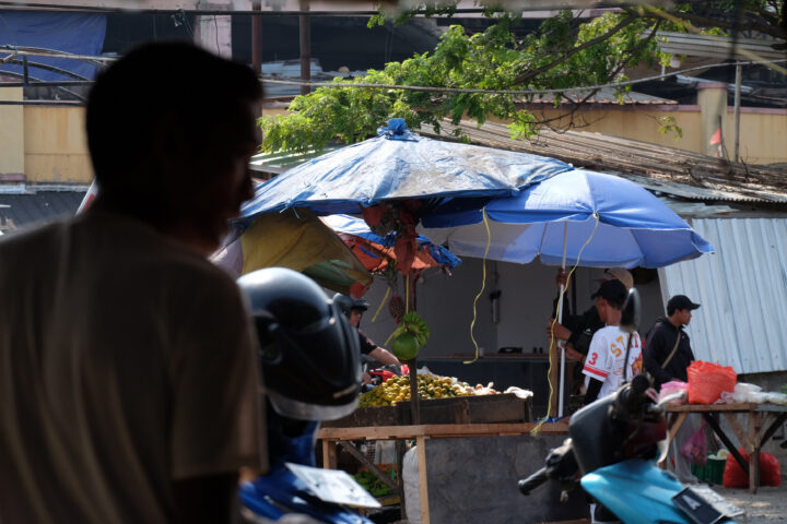 Doni Serang PKL Kembali Berjualan di Luar Pasar Induk Rau 1