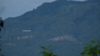 Pemukiman Lereng Gunung Karang Pandeglang Terlihat di Kota Seran Doni Serang Pemukiman Lereng Gunung Karang Pandeglang Terlihat di Kota Serang 1
