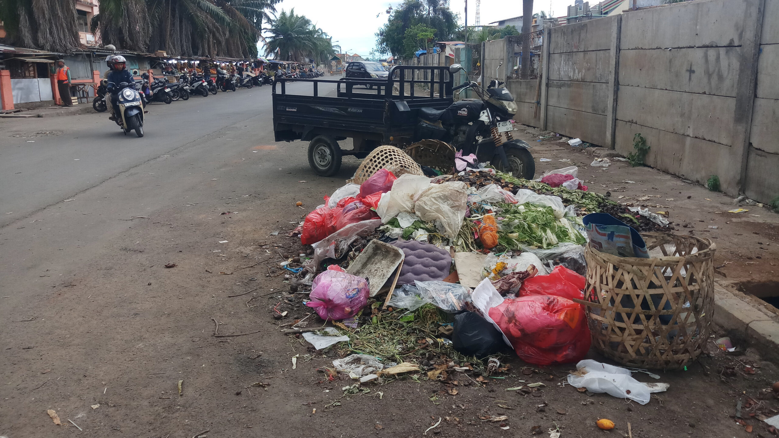 Doni Serang Sampah Kembali Numpuk di Luar Kawasan Pasar Induk Rau 1 scaled