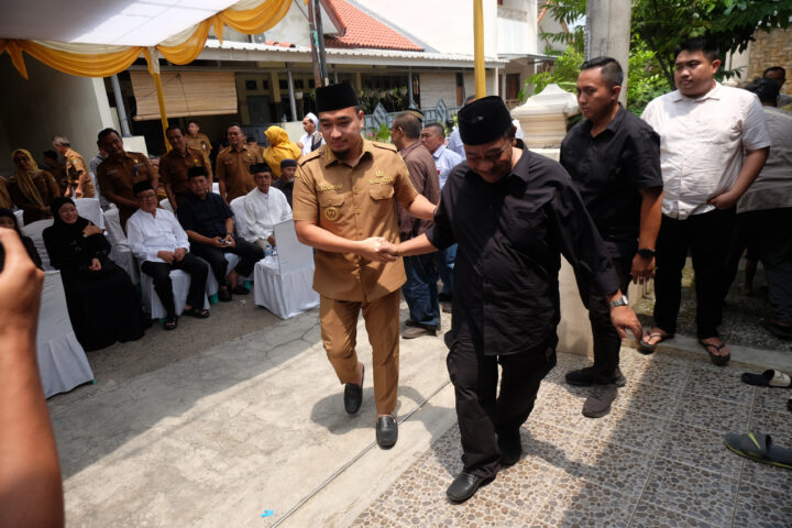 Doni Serang Wali Kota Cilegon Robinsar Takziah Kerumah Duka Edi Ariadi 4