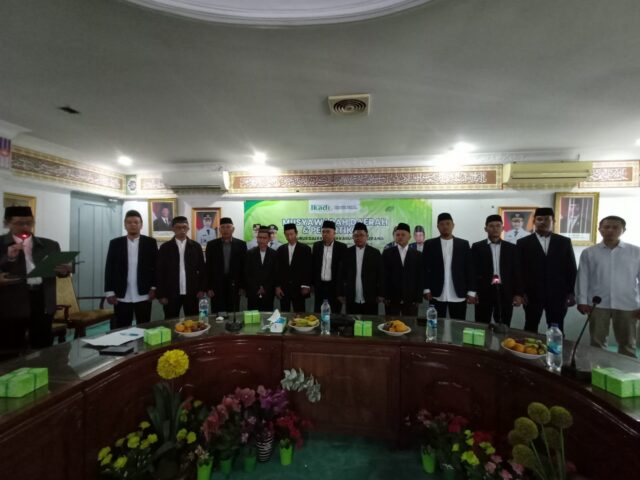 Pengurus wilayah IKADI Provinsi Banten Komarudin Akyas melantik pengurus IKADI Kabupaten Serang periode 2025-2030.