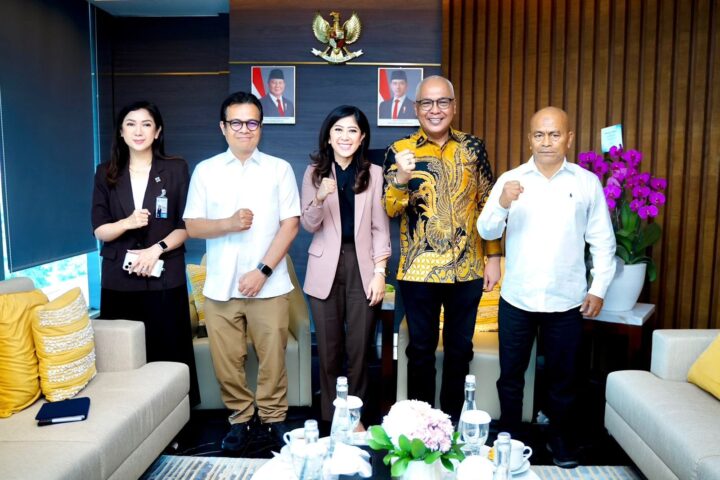 Ketua PWI Pusat Akhmad Munir bersama Menkomdigi Meutya Hafid.