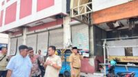 Robinsar Investor Matahari Lama Walikota Cilegon Robinsar dan pihak terkait lainnya saat melakukan pengecekan gedung Eks Matahari Lama Cilegon, Selasa (2/9). (Tia/Banten Raya)