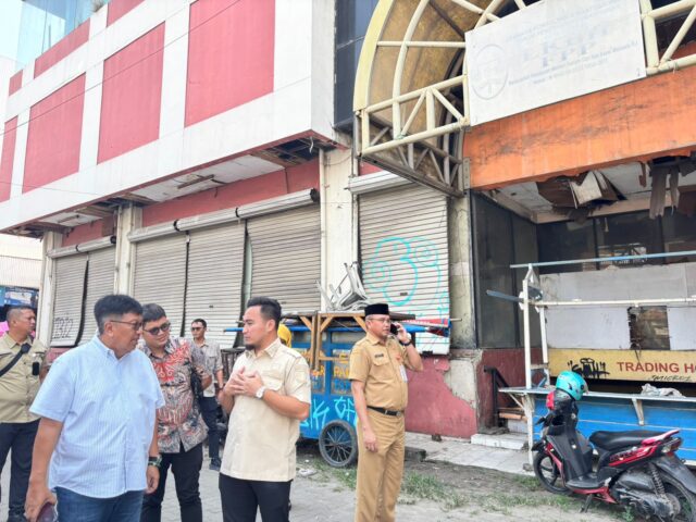 Walikota Cilegon Robinsar dan pihak terkait lainnya saat melakukan pengecekan gedung Eks Matahari Lama Cilegon, Selasa (2/9). (Tia/Banten Raya)