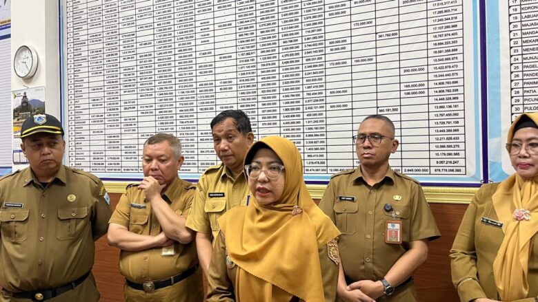 Bupati Pandeglang, Raden Dewi Setiani memaparkan pembatalan kerja sama sampah dengan Tangsel, Senin 1 September 2025.