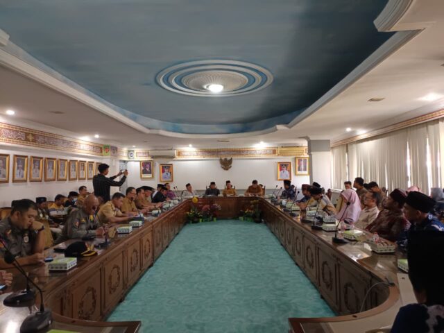 FKSS Kabupaten Serang menggelar audiensi dengan Pemkab Serang terkait aspirasi insetif bagi guru swasta, Senin, 1 September 2025. (andika/Banten Raya) WhatsApp Image 2025 09 01 at 19.50.36