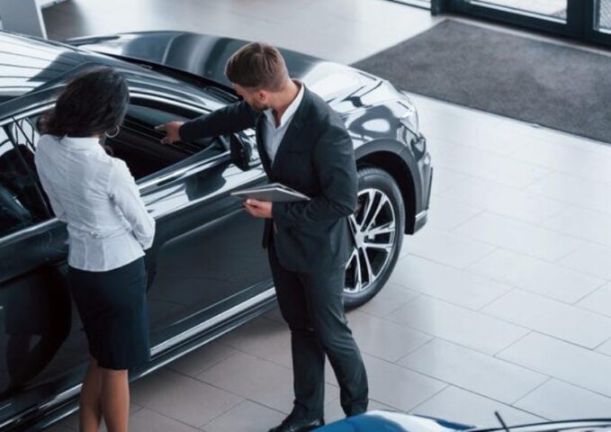 Ilustrasi konsumen melakukan pembelian mobil baru. (Standret/freepik) WhatsApp Image 2025 09 02 at 08.29.45