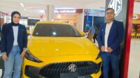 Sales Counter MG Cabang Serang Mita Handayani dan Abdur Rahman berada disamping show unit MG 5 GT yang menjadi andalan penjualan, di Mall of Serang, Selasa 2 September 2025. (Raden/Banten Raya) WhatsApp Image 2025 09 02 at 17.23.33