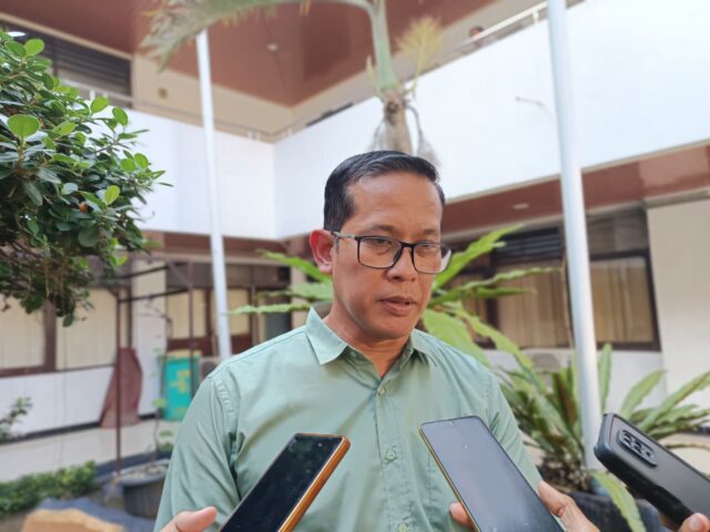Sekretaris Disnakertrans Kabupaten Serang Raden Faisal Rahmansyah saat diwawancarai wartawan, Selasa 2 September 2025.