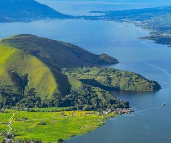 Salah satu wisata di kawasan kawasan Geopark Toba yaitu Kaldera Toba. (Dok: KWRI Unesco)