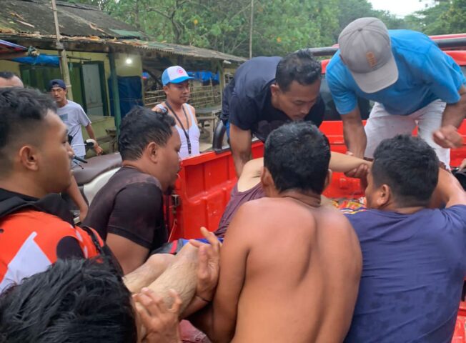 Petugas mengevakuasi seorang wisatawan terseret ombak di kawasan Pantai Lombok, Kecamatan Carita, Kabupaten Pandeglang. (Kiriman Warga) WhatsApp Image 2025 09 03 at 18.58.10