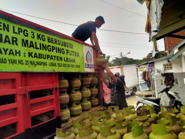 Kedatangan gas LPG 3 kilogram di pangkalan gas milik Yudha Prawira Rangkasbitung belum lama ini. (Aldi Setiawan/Banten Raya) Kedatangan gas LPG 3 kilogram di pangkalan gas milik Yudha Prawira Rangkasbitung belum lama ini. (Aldi Setiawan/Banten Raya)