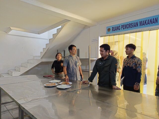 Pegawai Ombudsman RI Perwakilan Provinsi Banten memeriksa dapur MBG di Desa Serdang, Kecamatan Kramatwatu, Kamis 4 September 2025. Pegawai Ombudsman RI Perwakilan Provinsi Banten memeriksa dapur MBG di Desa Serdang, Kecamatan Kramatwatu, Kamis 4 September 2025.