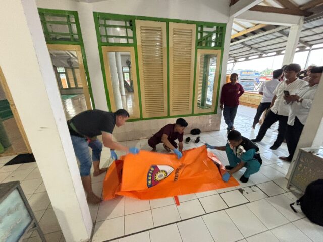 Polisi melakukan evaluasi terhadap jenazah di pelataran Masjid Pakupatan.