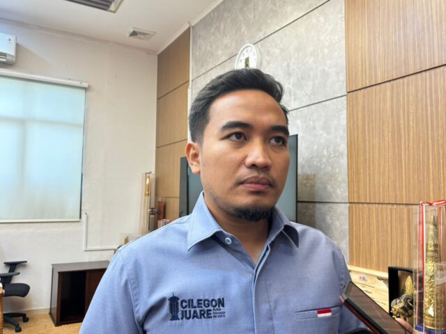 Walikota Cilegon Robinsar saat ditemui di ruang kerjanya saat diwawancarai terkait rotasi mutasi, Tia/Banten Raya Walikota Cilegon Robinsar saat ditemui di ruang kerjanya saat diwawancarai terkait rotasi mutasi, Tia/Banten Raya