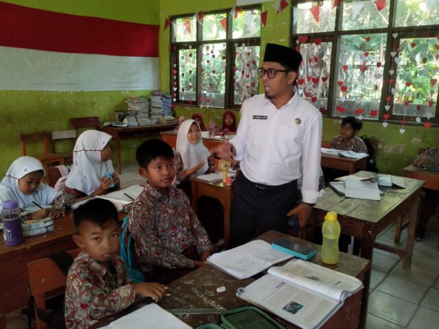 Kepala Dindikbud Kota Serang Ahmad Nuri pantau KBM SD Negeri Banjarsari 1, Kecamatan Cipocok Jaya, Kota Serang, Rabu 3 September 2025. (Harir Baldan/Bantenraya.com)