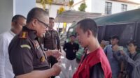 Kejari Serang membebaskan tersangka penggelapan. (Darjat/Bantenraya.com) Kejari Serang membebaskan tersangka penggelapan. (Darjat/Bantenraya.com)