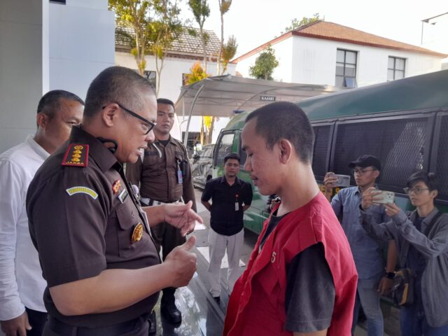 Kejari Serang membebaskan tersangka penggelapan. (Darjat/Bantenraya.com) Kejari Serang membebaskan tersangka penggelapan. (Darjat/Bantenraya.com)