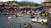 Sejumlah pengunjung tengah berenang di Wisata Pemandian Cikoromoy, di Desa Kadubungbang, Kecamatan Cimanuk, Kabupaten Pandeglang, Jumat 5 September 2025.