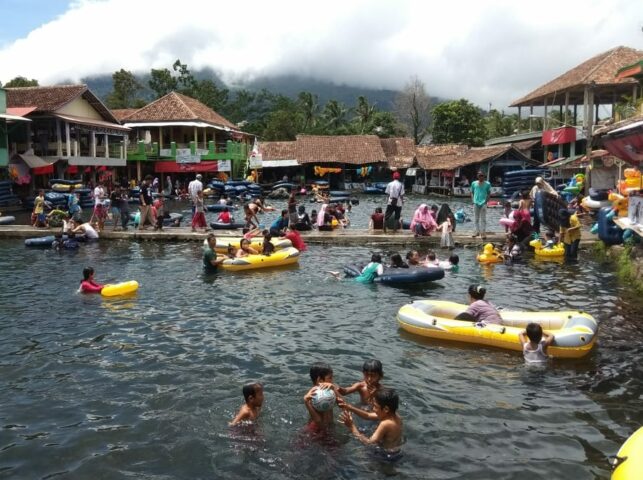 Sejumlah pengunjung tengah berenang di Wisata Pemandian Cikoromoy, di Desa Kadubungbang, Kecamatan Cimanuk, Kabupaten Pandeglang, Jumat 5 September 2025.