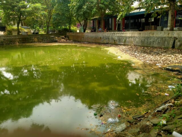 Serakan sampah plastik dan organik di salah satu sudut Balong Ranca Lentah Rangkasbitung yang mengering, Jumat, 5 September 2025. (Aldi Setiawan/Banten Raya)