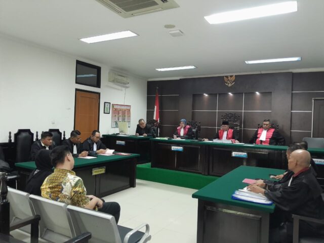 Lucky Mulyawan Martono, pemilik dan penanggung jawab Apotek Gama 1 saat mendengarkan dakwaan JPU, Selasa (2/9/2025).