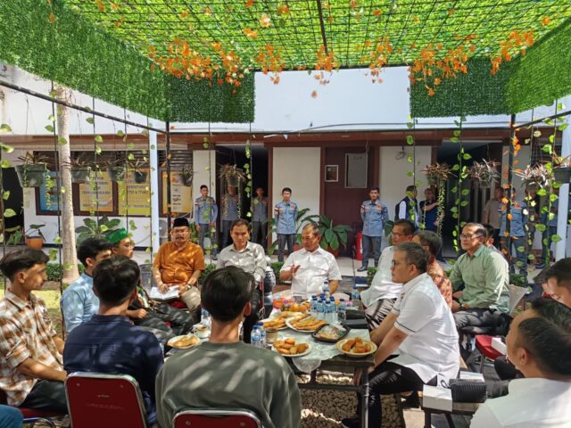 audiensi wabup serang mahasiswa THM pengangguran diskotik Wakil Bupati Serang Muhammad Najib Hamas dan pejabat eselon II menyerap aspirasi dari mahasiswa yang tergabung dalam Aliansi Perjuangan Mahasiswa Rakyat pada saat audiensi, Selasa 2 September 2025.