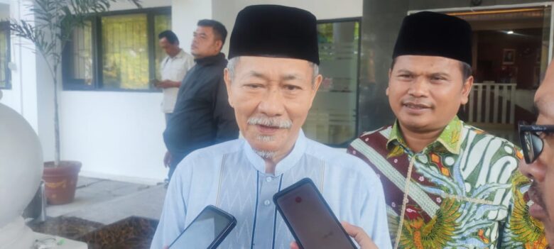 Tokoh Masyarakat Banten H. Embay Mulya Syarief diwawancarai wartawan usai mengikuti rapat Forkopimda di Aula Setda lantai 1 Puspemkot Serang, Selasa 2 September 2025.