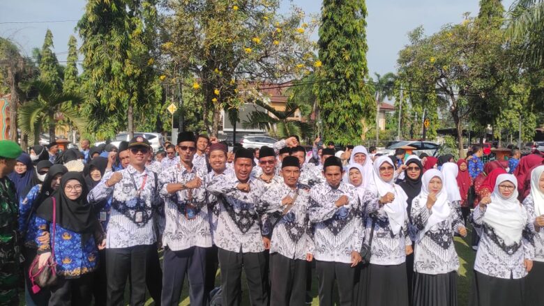 guru honorer di kota cilegon Para guru di Kota Cilegon dalam satu kegiatan. Para guru khususnya yang berstatus honorer berharap adanya kejelasan. (Dokumen PGRI)