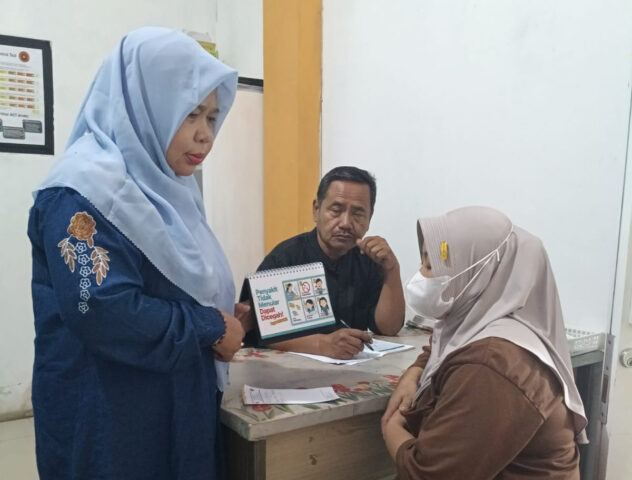 Kepala Puskesmas Jawilan Imas Migiarti memberikan edukasi terhadap lansia yang datang ke Puskesmas Jawilan, Selasa 2 September 2025.