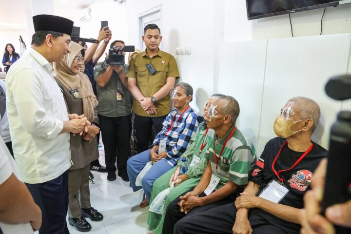 Wakil Gubernur Banten, Dimyati Natakusumah membuka acara operasi mata katarak dari Baznas Banten di Klinik Utama Mata Saruni, Kecamatan Majasari, Kabupaten Pandeglang, Selasa 2 September 2025.