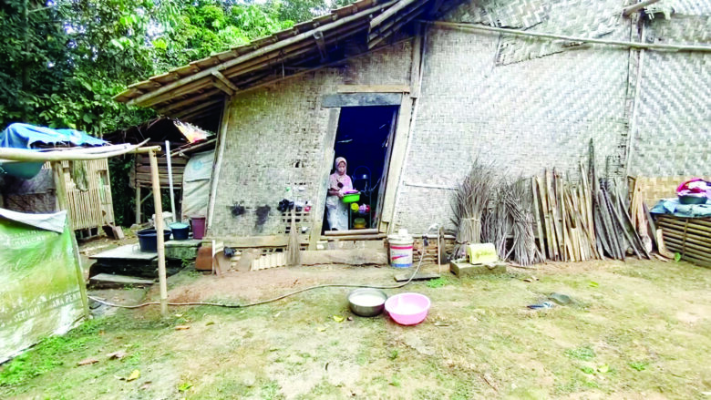 Juned 20 Tahun Tinggal di Rumah Reot