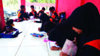 Siswa SDN 1 Sangkanmanik Belajar Diteras