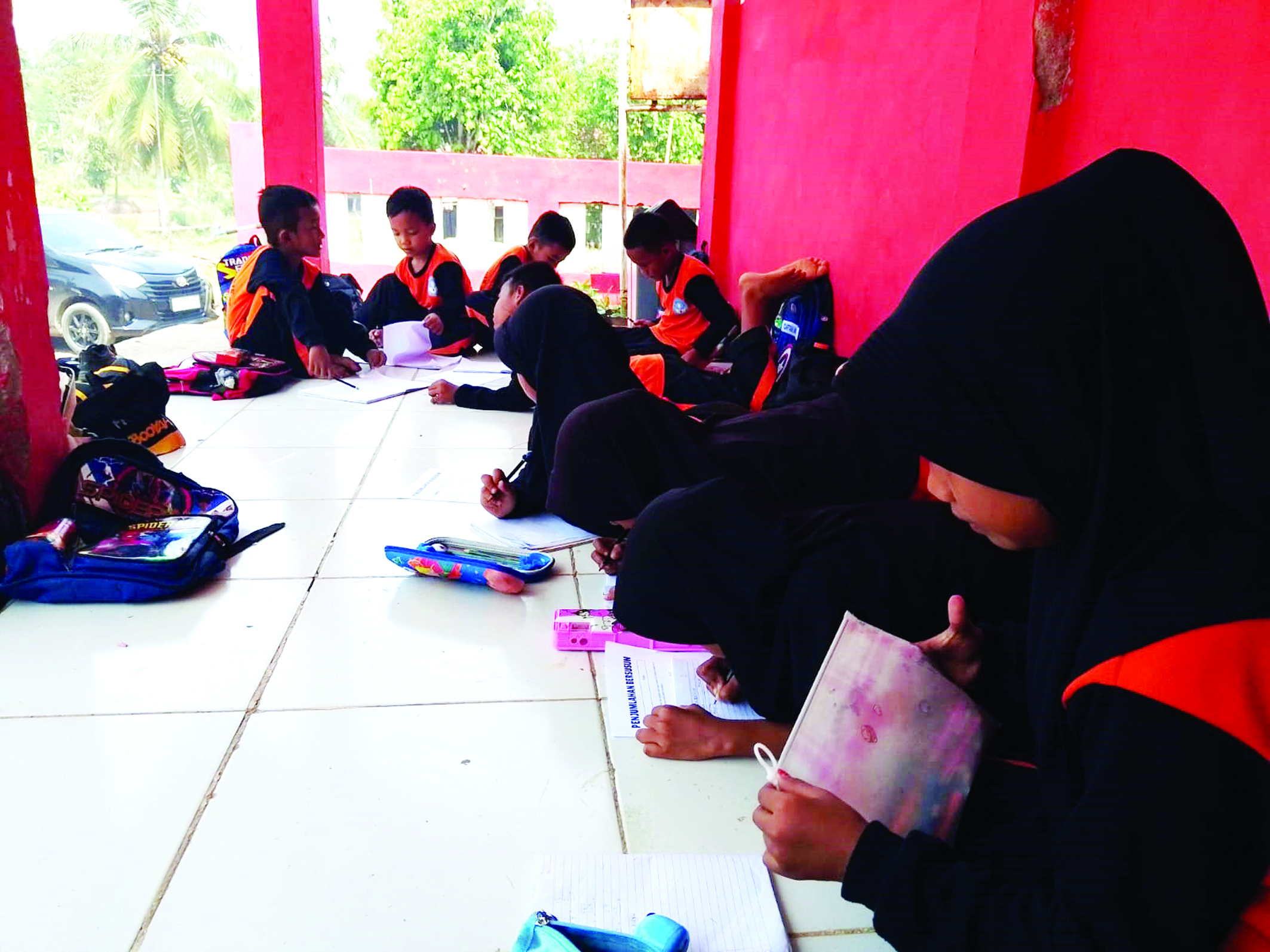 Siswa SDN 1 Sangkanmanik Belajar Diteras Siswa SDN 1 Sangkanmanik Belajar Diteras