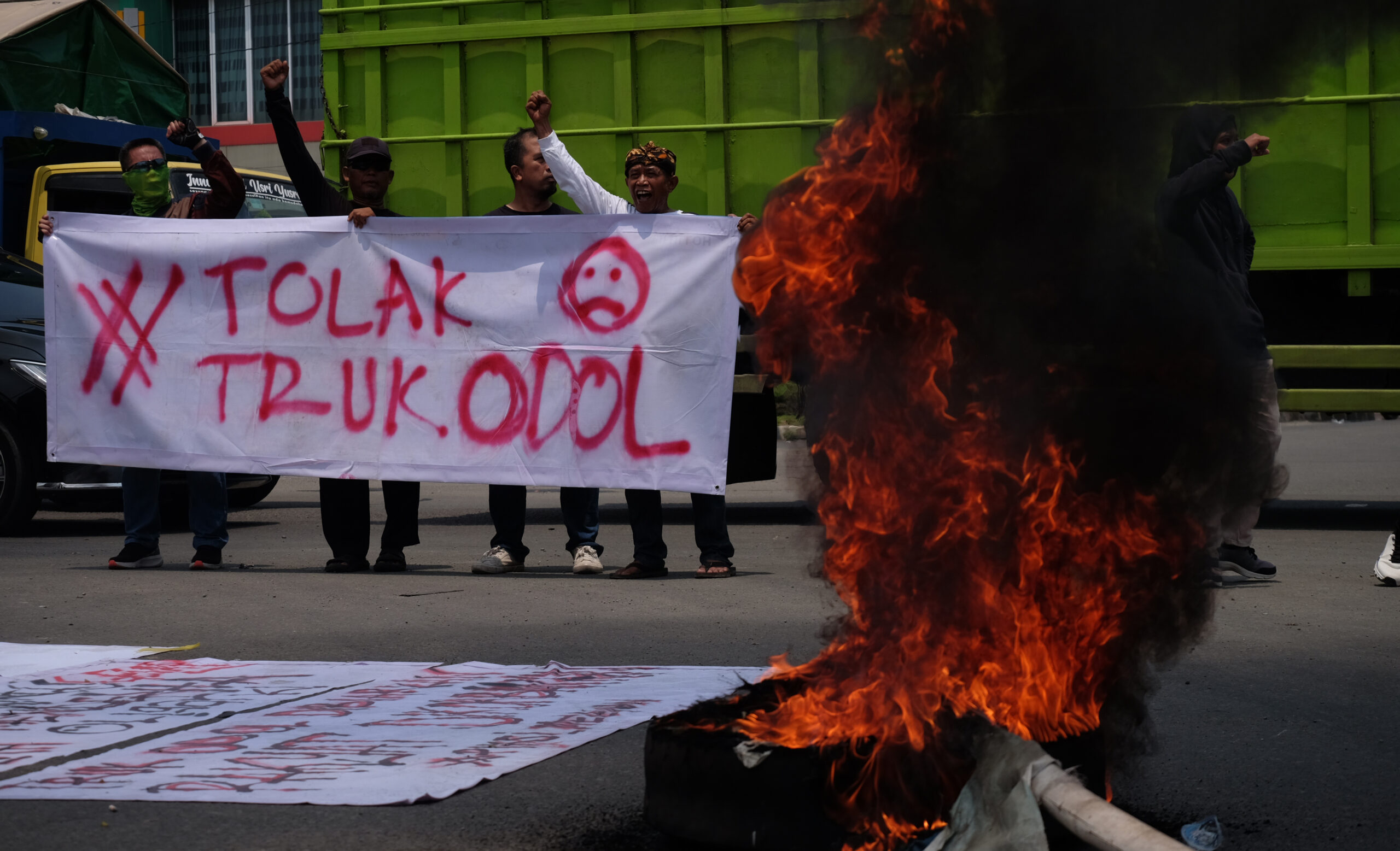 Doni Cilegon Puluhan Warga Unjukrasa Tolak Truk Odol di PCI Kota Cilegon 1 scaled