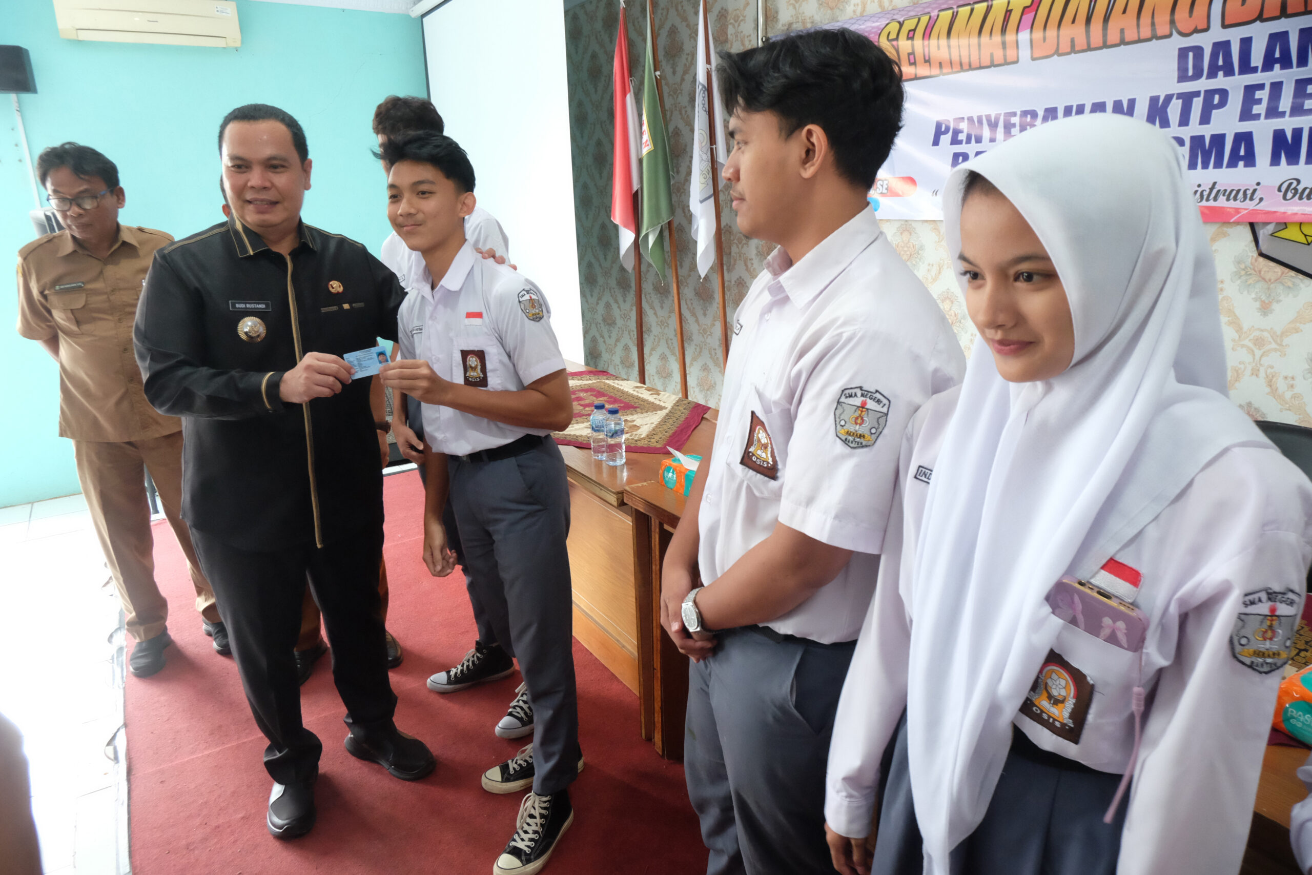 Doni Serang 533083 Warga di Kota Serang Menerima KTP Elektronik 1 scaled