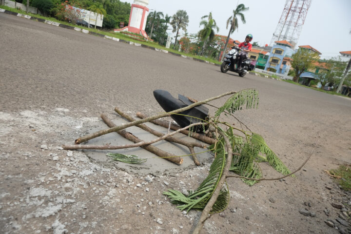 Doni Serang Akses Jalan Berlubang Menuju Pemkot Serang Ditambal Semen 1