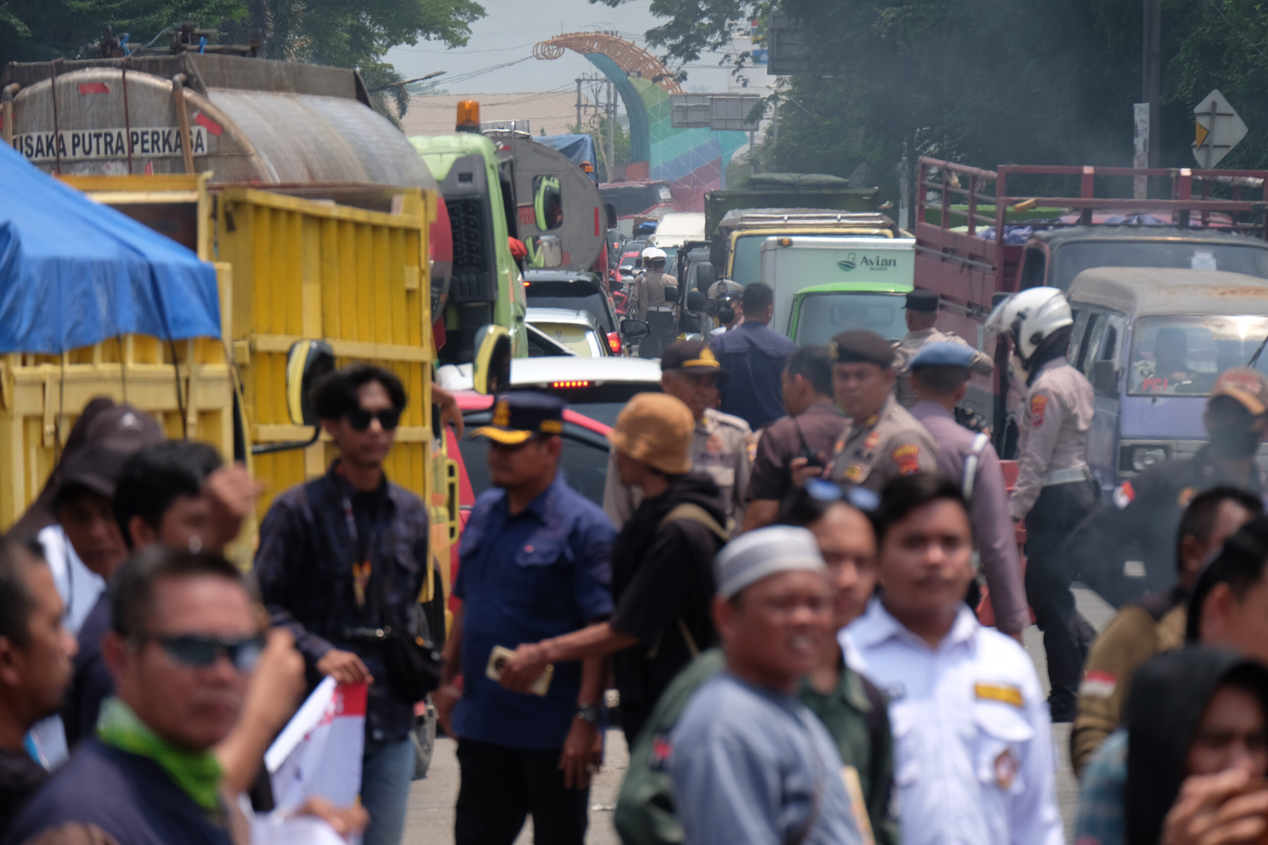 Doni Serang Akses Tol Cilegon Barat Macet 1 scaled